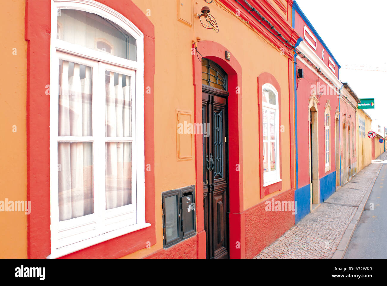 Street con le tipiche case di algarvian, Silves, Algarve, PORTOGALLO Foto Stock
