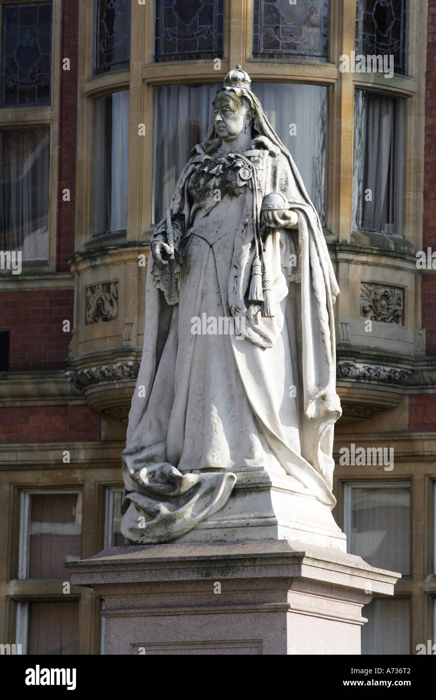 Statua della regina Victoria al di fuori della città di Hall in Leamington Spa Warwickshire, Inghilterra Foto Stock