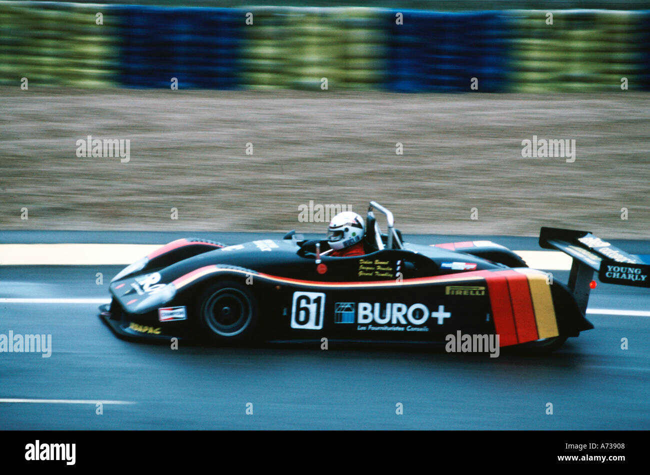 Auto a velocità durante la 24 Ore di Le Mans gara Foto Stock