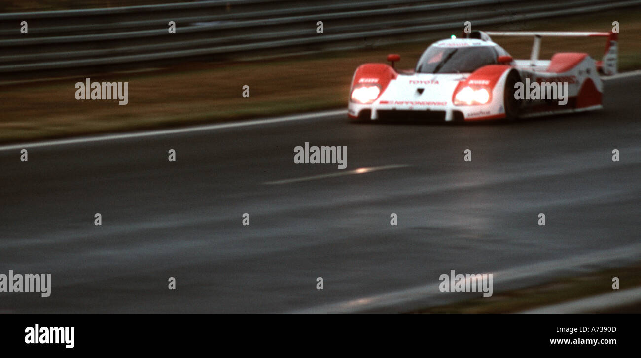 Auto in competizione nella Le Mans 24 ore di gara Foto Stock