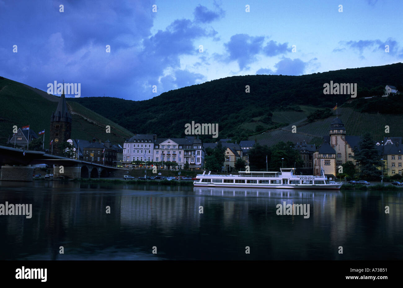 Bernkastel Kues con il fiume Mosel Germania Mosella Foto Stock