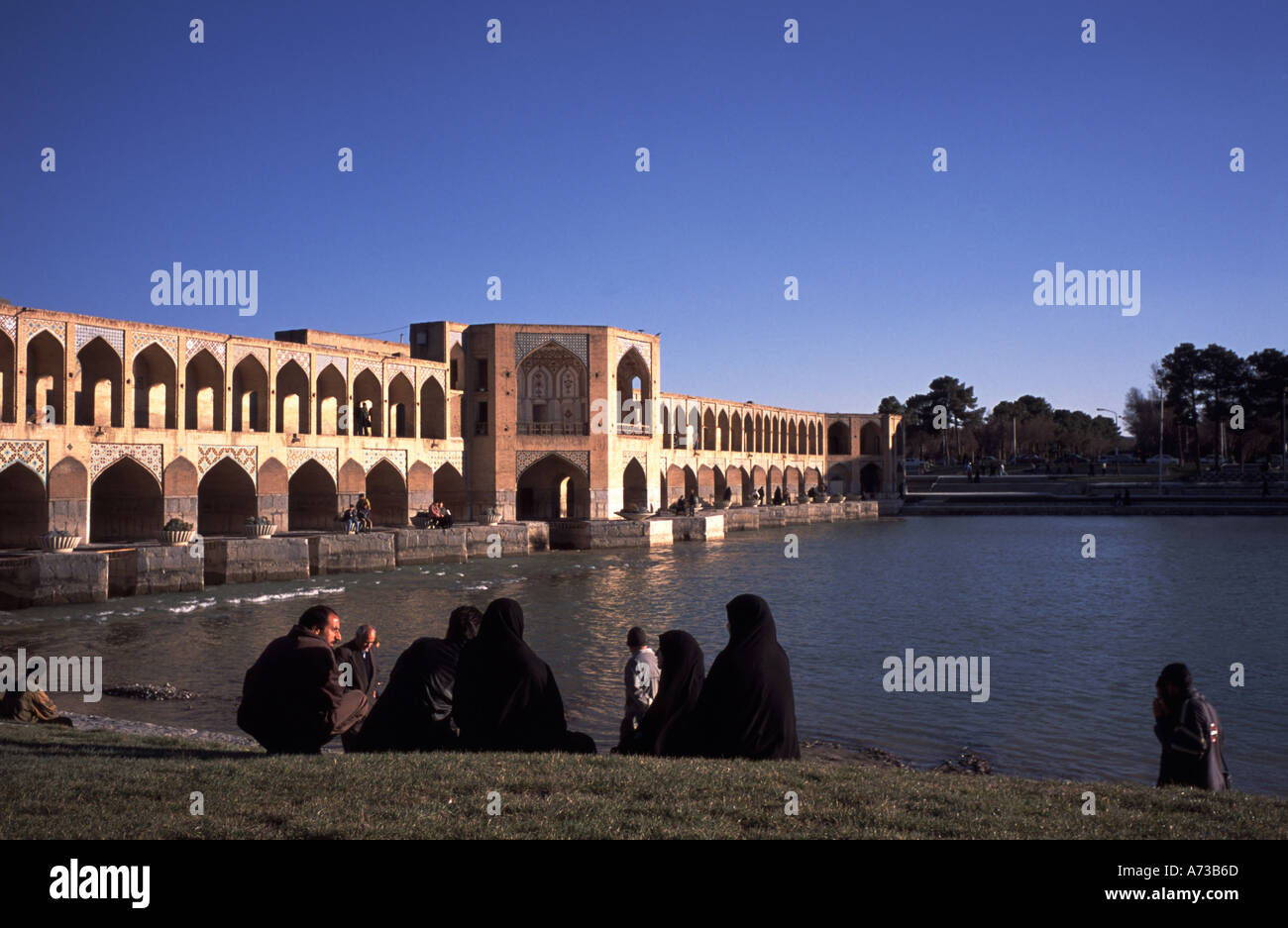 Ponte Kahju Isfahan Iran islamico vita familiare Foto Stock
