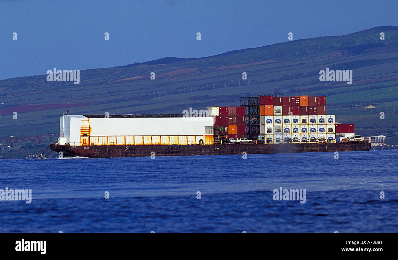 Contenitore vele della nave oltre le montagne Foto Stock
