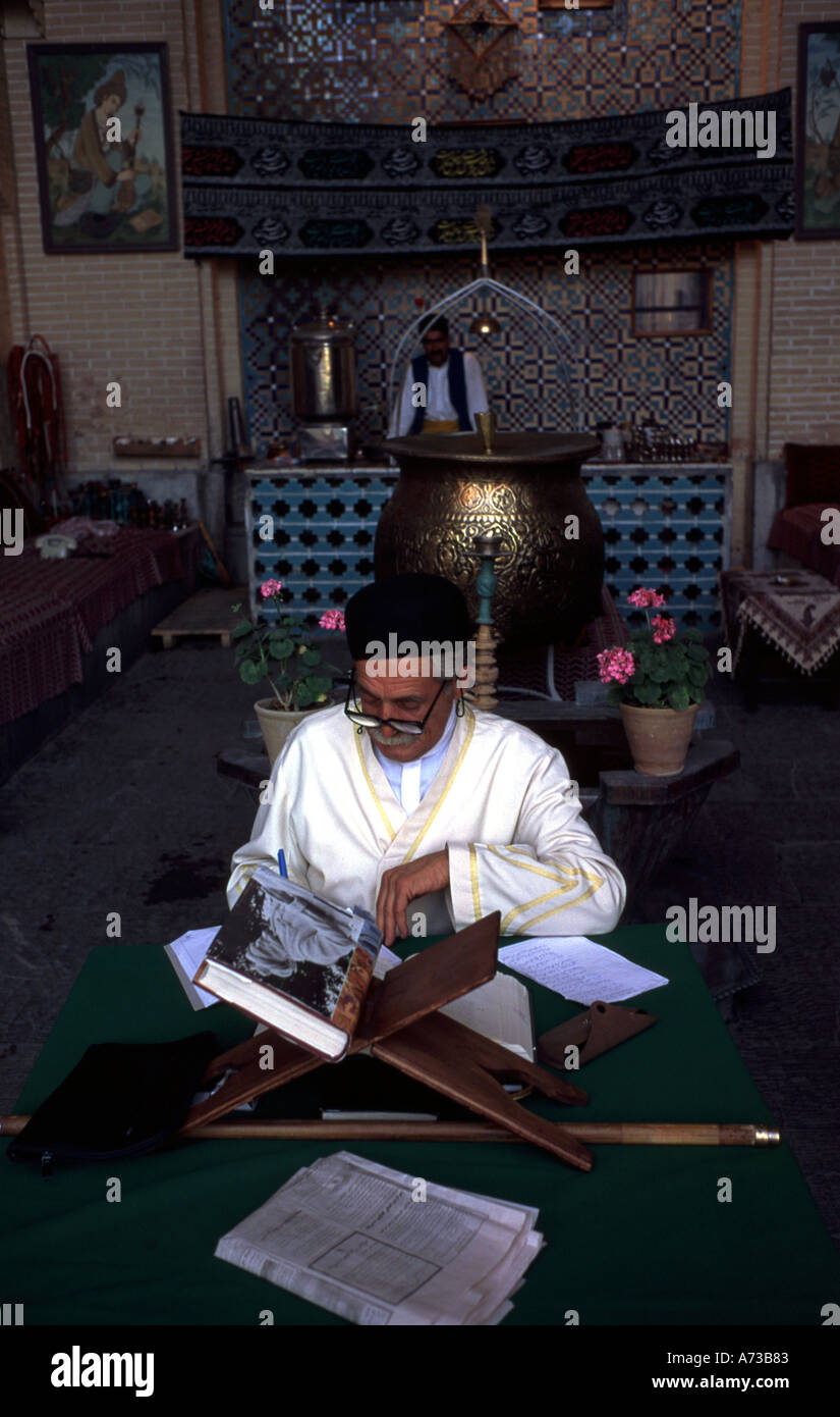 So leggere in casa da tè di Isfahan Iran Foto Stock