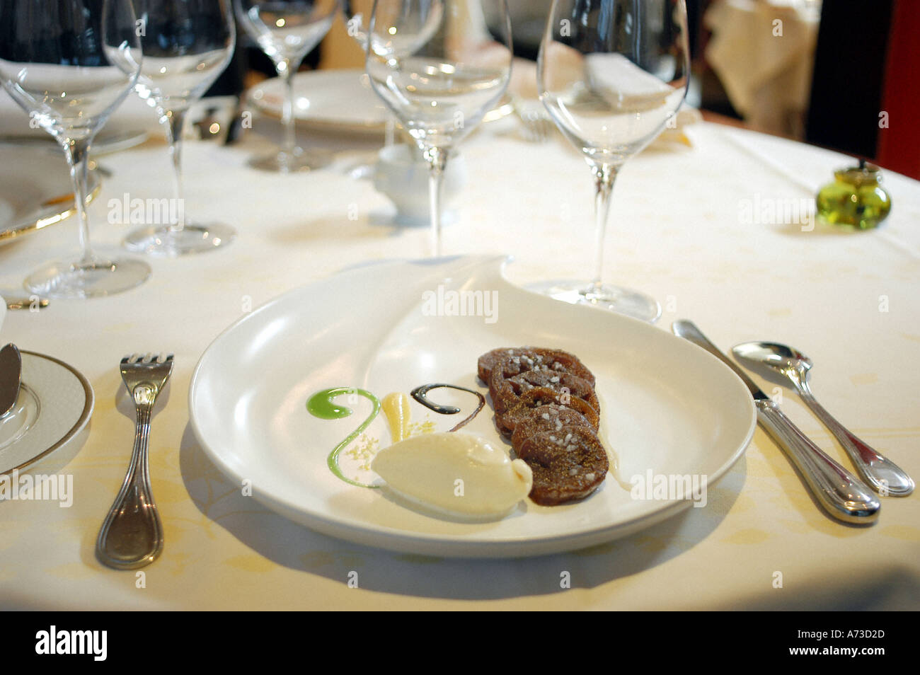 Ristorante francese con dessert a base di melanzane, piatto da "la Chamarre", cucina contemporanea Parigi Francia dettaglio, elegante cucina raffinata, ristorante contemporaneo Foto Stock