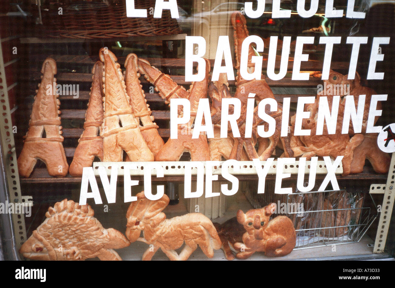 Parigi Francia, 'French Bakery' 'Shop finestra' con appositamente fatto pane nella finestra 'Torre Eiffel' alimenti di forma Foto Stock