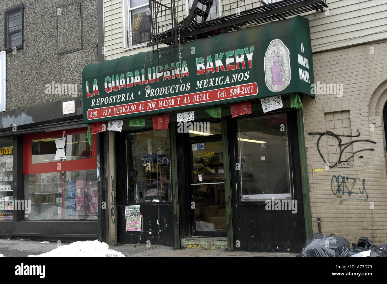 La facciata di un Brooklyn mercato ispanico/ corner store. Foto Stock