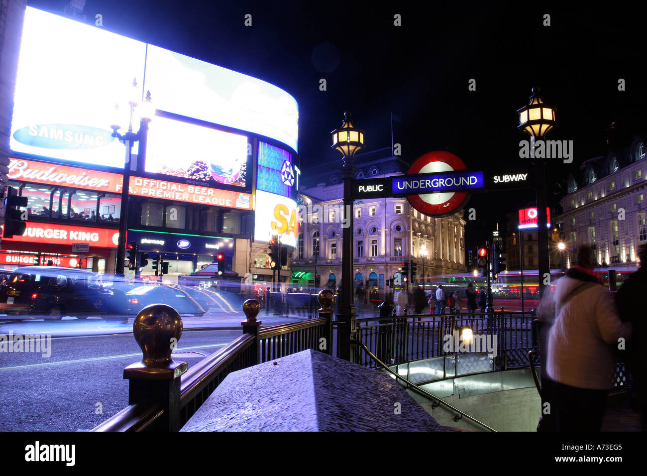 Londra Piccadilly Circus con la metropolitana e il traffico LONDON REGNO UNITO Foto Stock