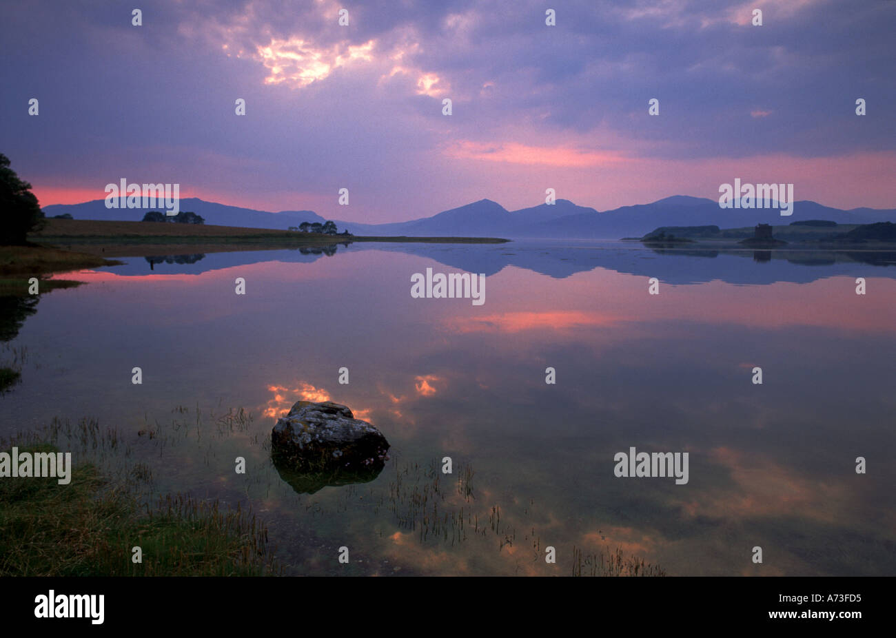 Castle Stalker lago vicino Port Appin Scozia loch Linnhe Argyll Tramonto d'acqua di pietra Foto Stock