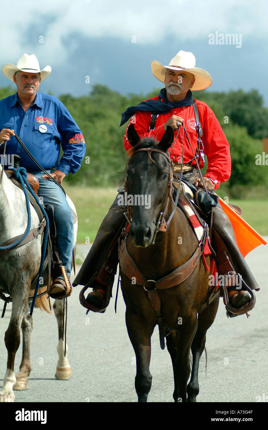 Un cowboy a cavallo in Bandera Texas Foto Stock
