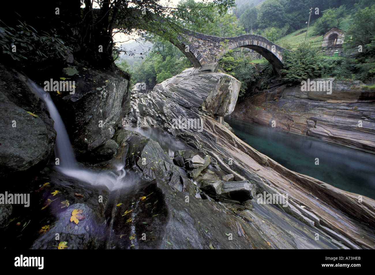 Ue, Svizzera Canton Ticino, in Val Verzasca, River Rock intrusioni e bridge Foto Stock