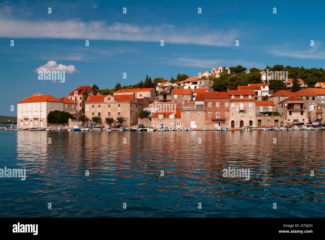 Porto di Milna sul isola di Brac sulla costa dalmata della Croazia Foto Stock