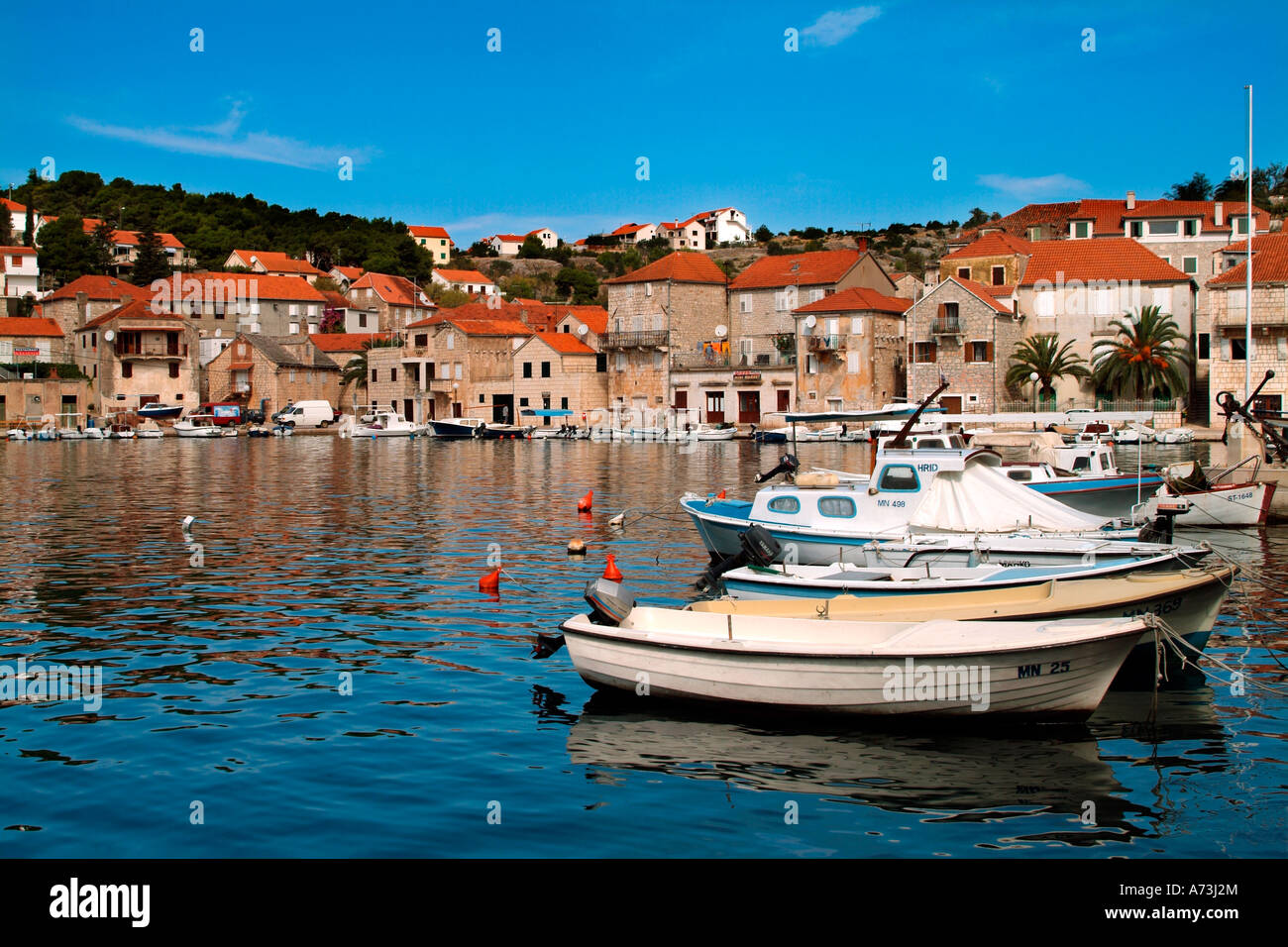 Porto di Milna sul isola di Brac sulla costa dalmata della Croazia Foto Stock