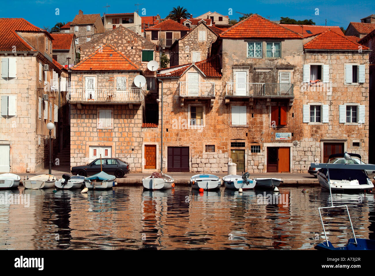 Porto di Milna sul isola di Brac sulla costa dalmata della Croazia Foto Stock