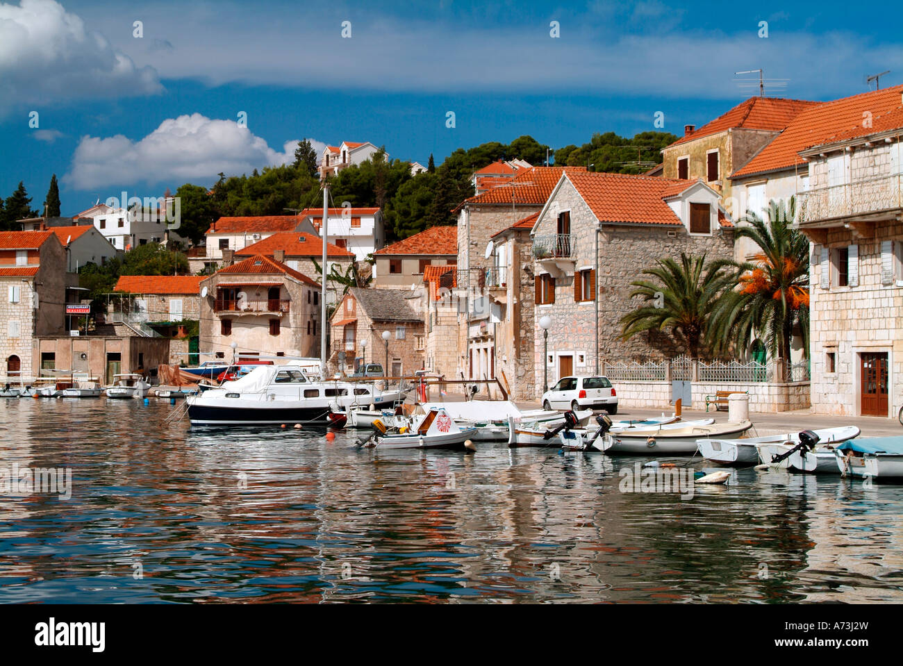 Porto di Milna sul isola di Brac sulla costa dalmata della Croazia Foto Stock