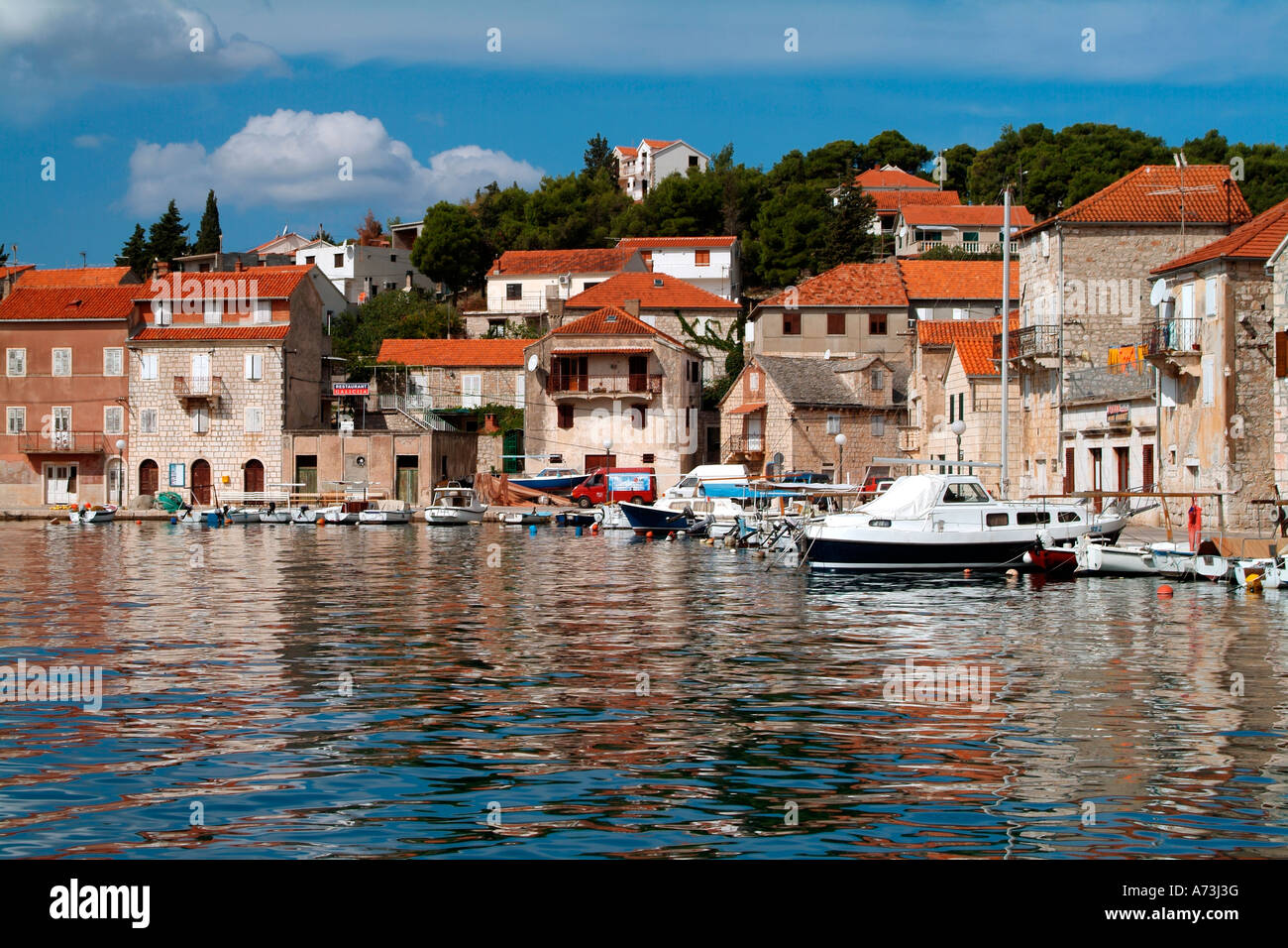 Porto di Milna sul isola di Brac sulla costa dalmata della Croazia Foto Stock