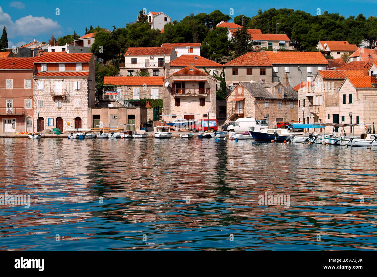 Porto di Milna sul isola di Brac sulla costa dalmata della Croazia Foto Stock