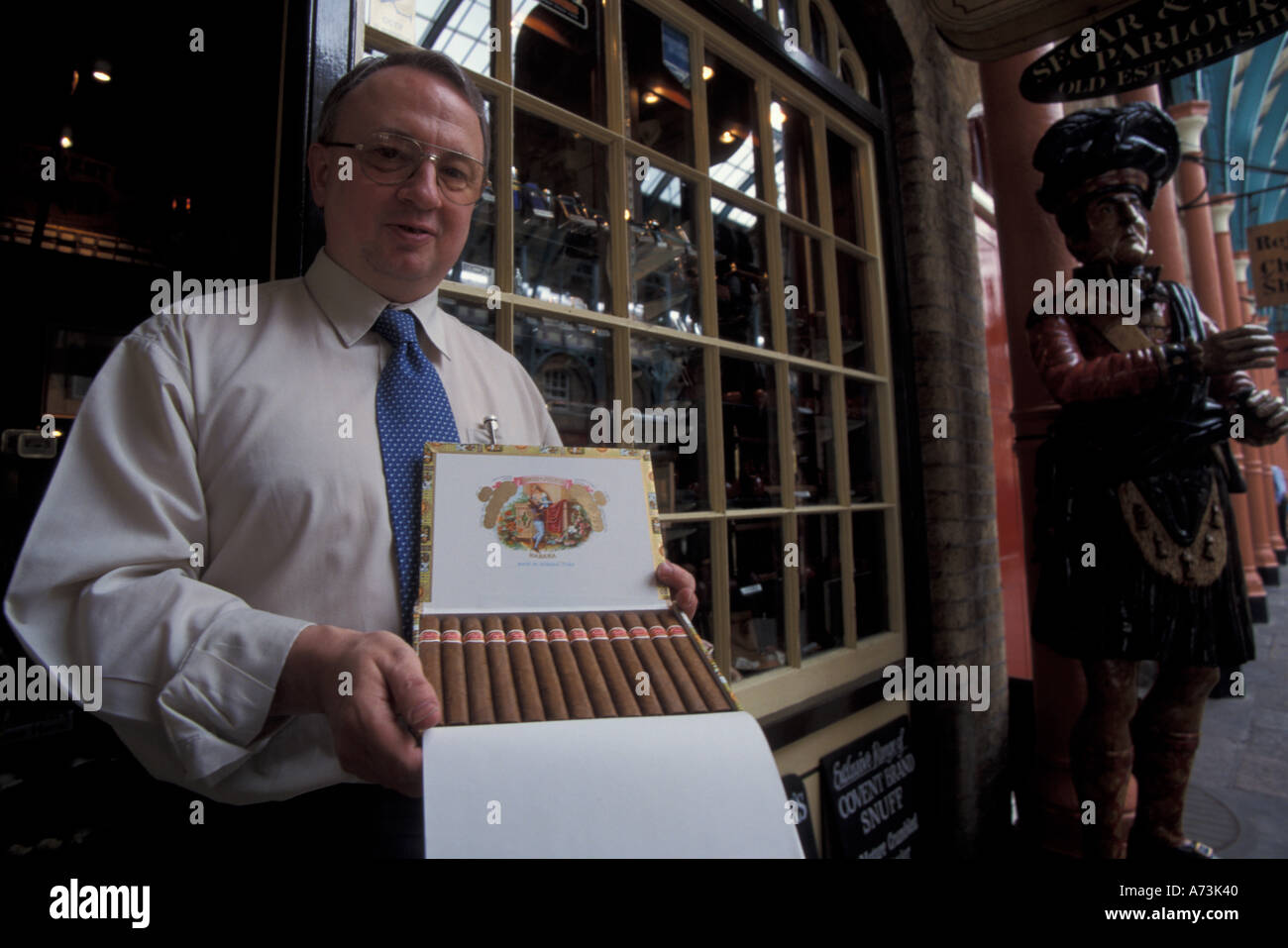 L'Europa, Inghilterra, Londra Cigar Merchant, Covent Gardens (MR) Foto Stock