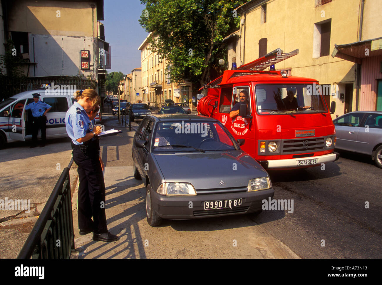 Il francese poliziotta, poliziotta, transito di polizia, funzionario di polizia, la compilazione di un rapporto di incidente, Orange Provence, Francia Foto Stock