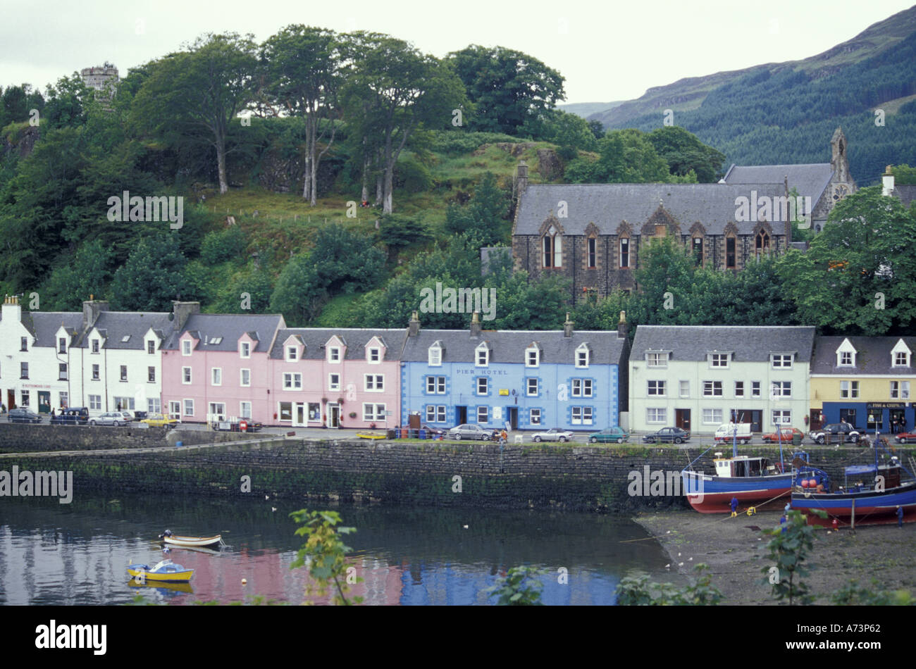 L'Europa, la Scozia, Isola di Skye, Portree (porta destra), una stringa di coloratissimi porto-case laterale si affaccia su un mare profondo loch Foto Stock