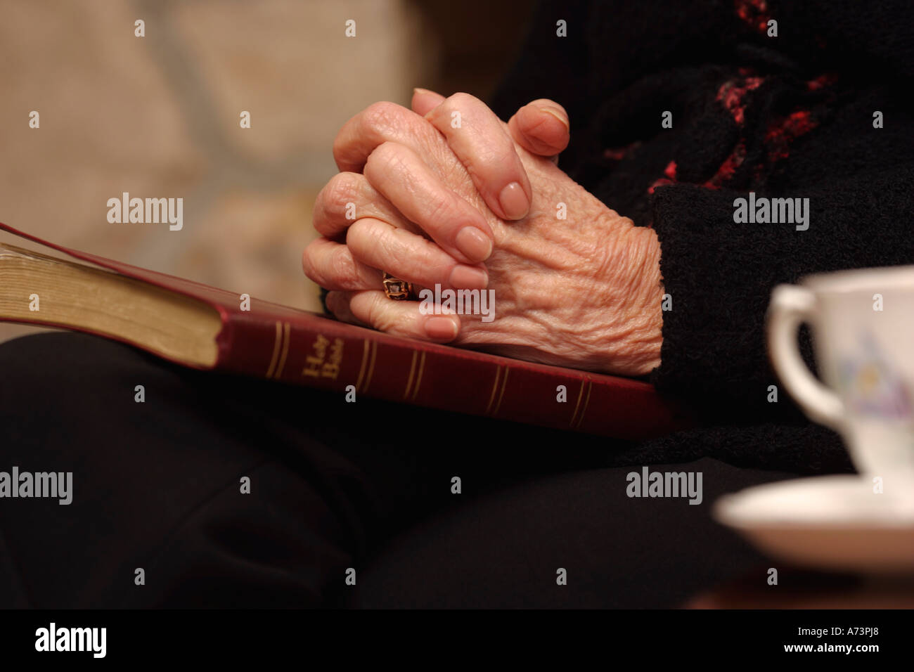 Donne anziane nella preghiera Foto Stock