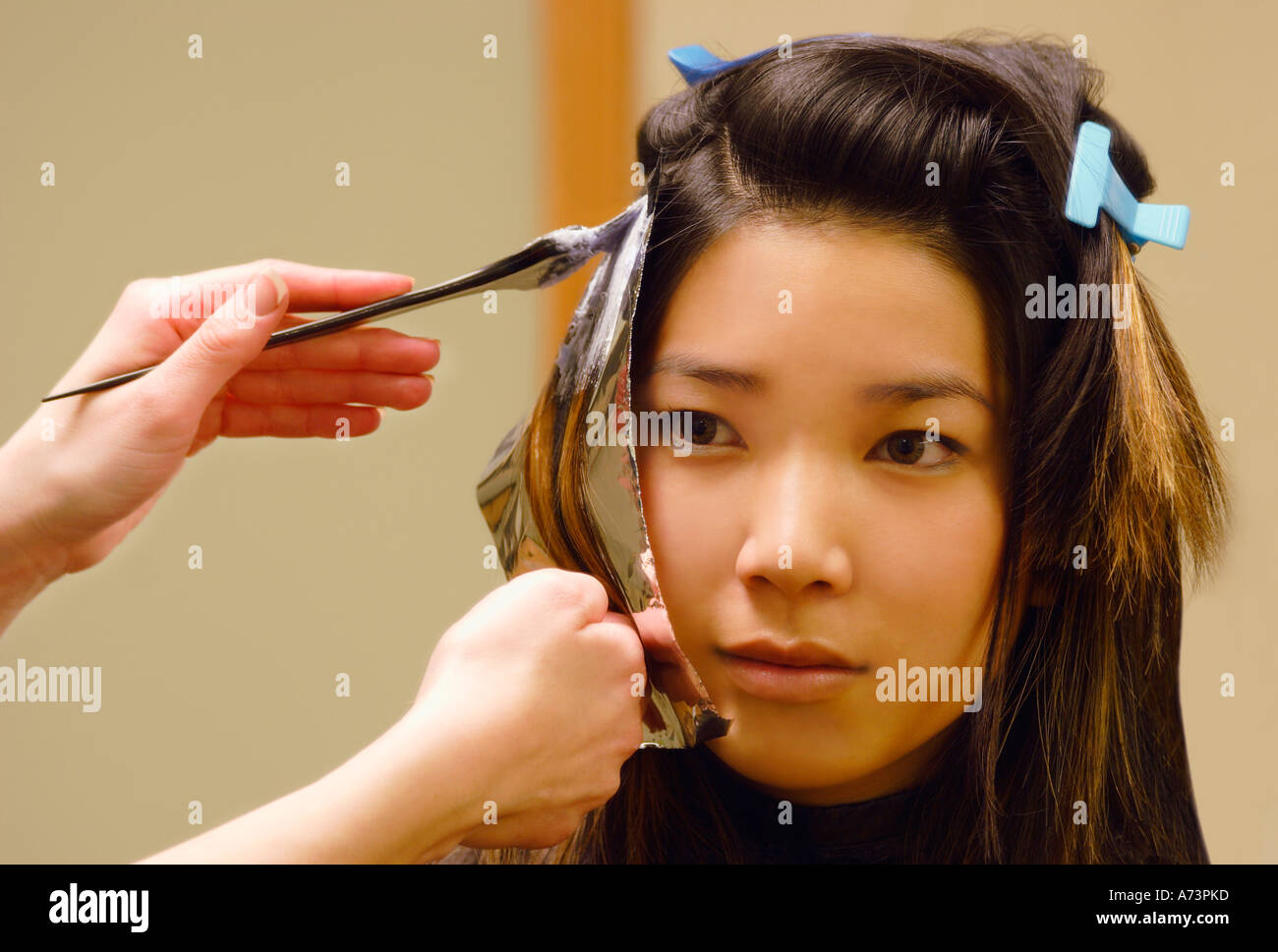 Primo piano della donna di ottenere lamine per capelli Foto Stock