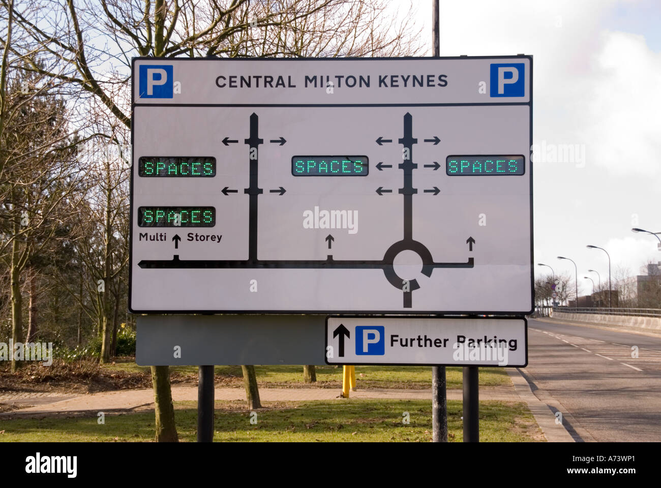 Segnaletica intelligente il traffico diretto al parcheggio gratuito nel centro di Milton Keynes Foto Stock