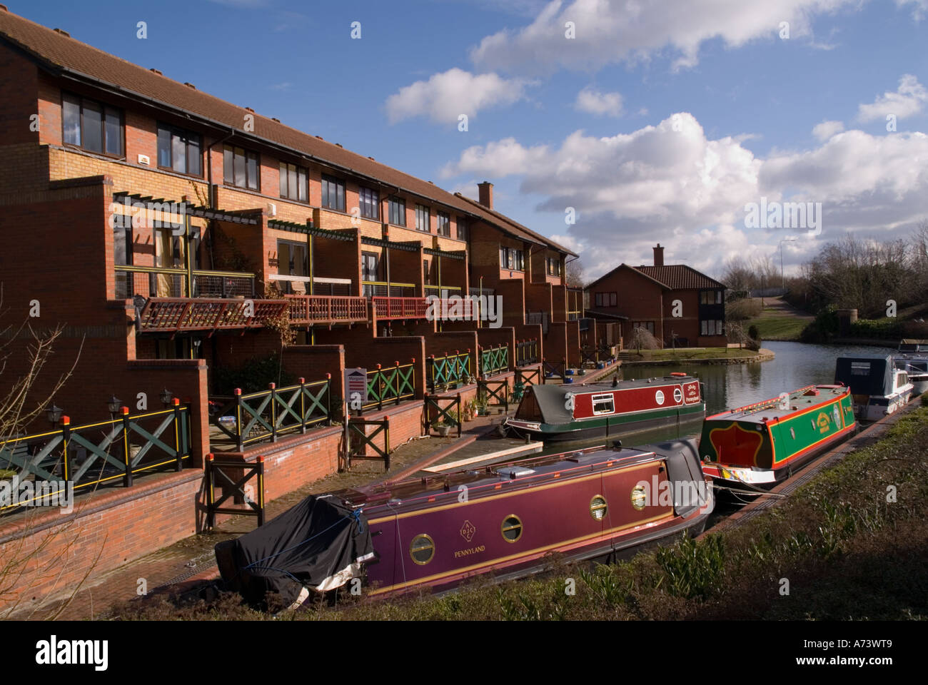 Marina Pennyland Milton Keynes Townhouses con i propri posti barca sul Grand Union Canal nuvole Foto Stock