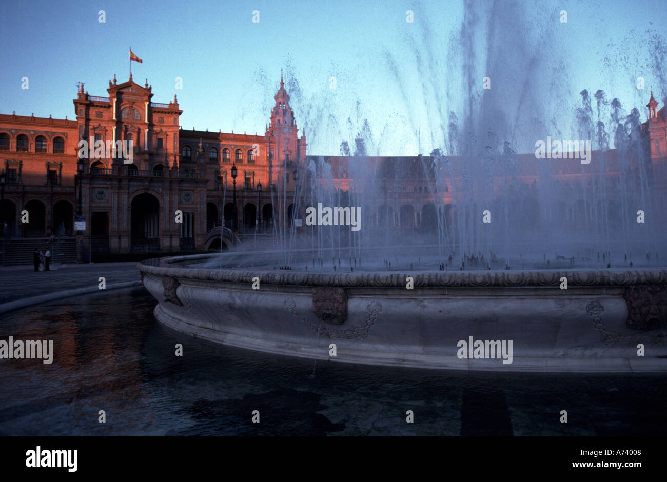 Plaza de Espana siviglia spagna posto spagnolo sevilla castello palazzo fontana di acqua luce della sera Foto Stock