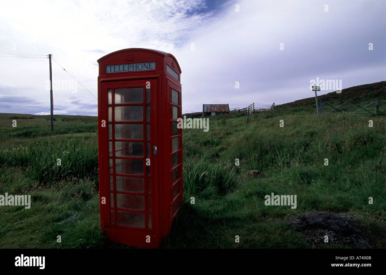 Telefono Isola di Skye in Scozia lonesome callbox cabina di telefono rosso vecchio telegrafo Foto Stock