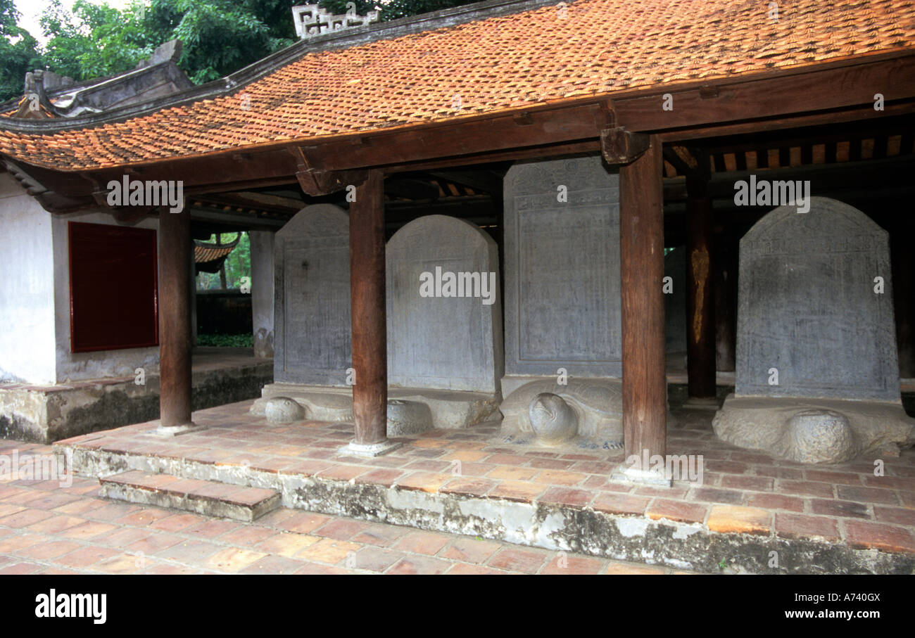 Tempio della Letteratura, Hanoi, Vietnam. Una fila di stele eretta sul tempio locali Foto Stock
