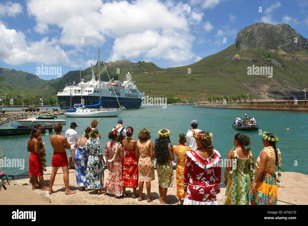 Mondo scopritore nave greeters Hakahau Mt Otave Ua Pou Marchesi Polinesia Francese Foto Stock