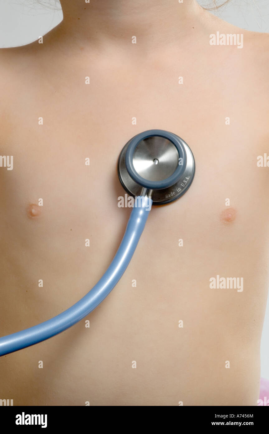 Controllo del battito cardiaco con uno stetoscopio Foto Stock