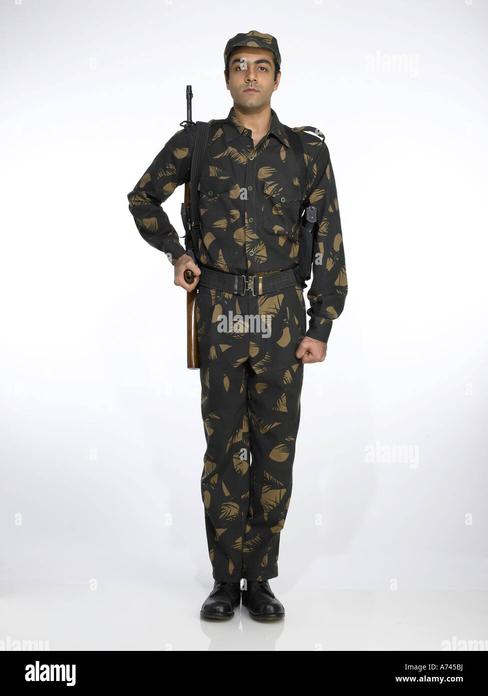 VDA 201708 indiano esercito soldato con ak 47 di pistola in permanente attenzione posizione MR 702A Foto Stock