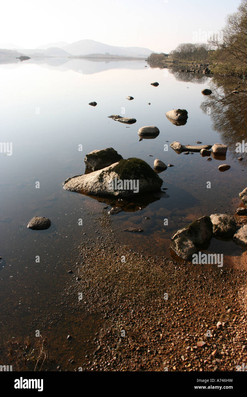 La mattina presto a Loughanure Lough in County Donegal cercando di fronte alle montagne Derryveagh nel Castello e Parco nazionale di Glenveagh, Irlanda Foto Stock