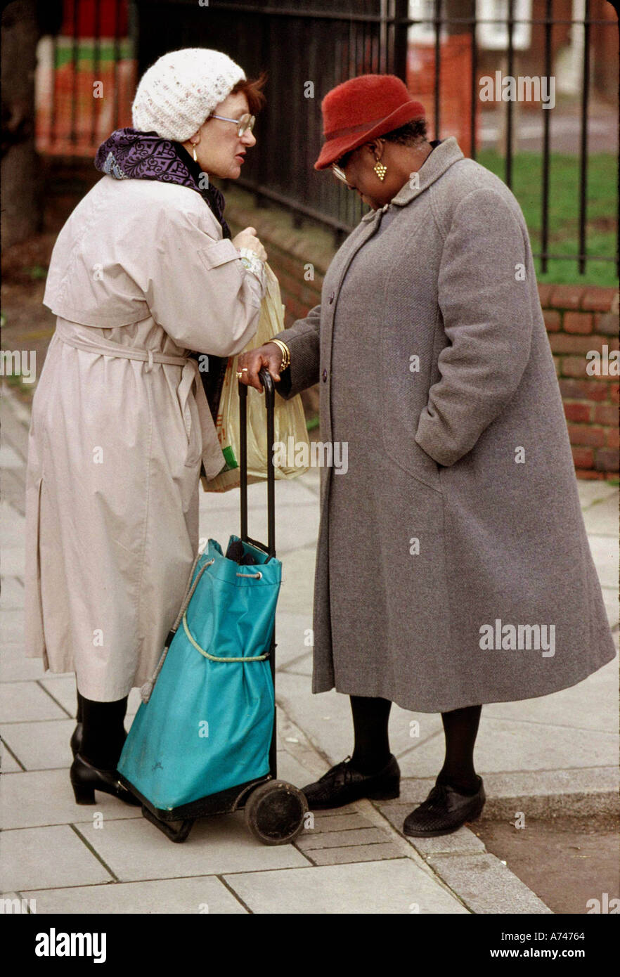 Due anziani donna sulla strada a parlare Foto Stock