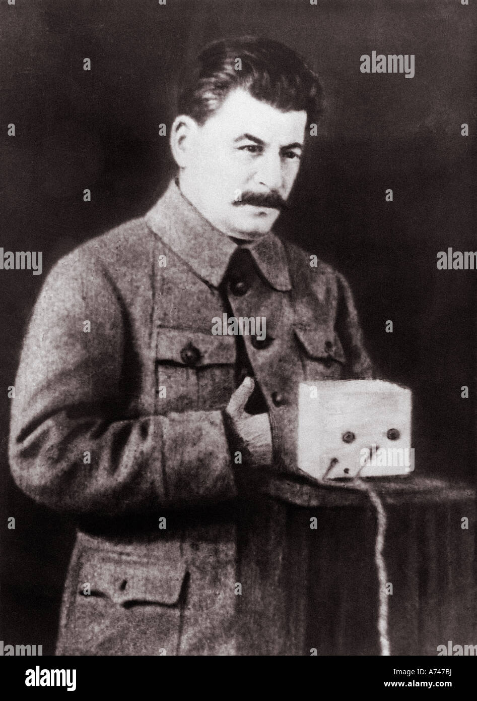 JOSEPH STALIN tenendo il giuramento per la costituzione sovietica in 1924 che ha stabilito il primato del Congresso dei soviet Foto Stock