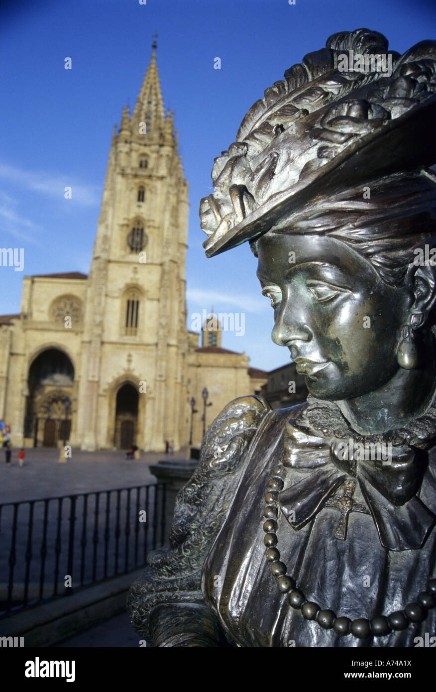 La cattedrale e La Regenta statua OVIEDO Asturias Spagna Foto Stock