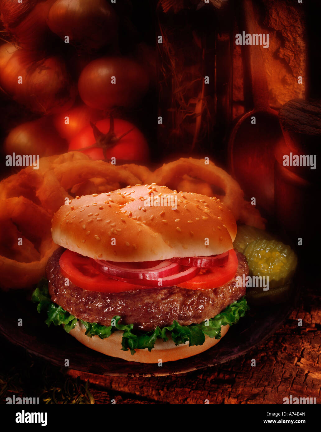 Un hamburger freschi e agli anelli di cipolla con ingredienti freschi Foto Stock