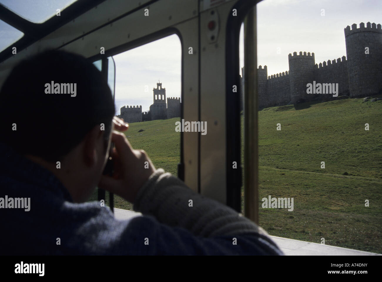 Parete e treno turistico AVILA Castiglia e Leon Spagna Foto Stock