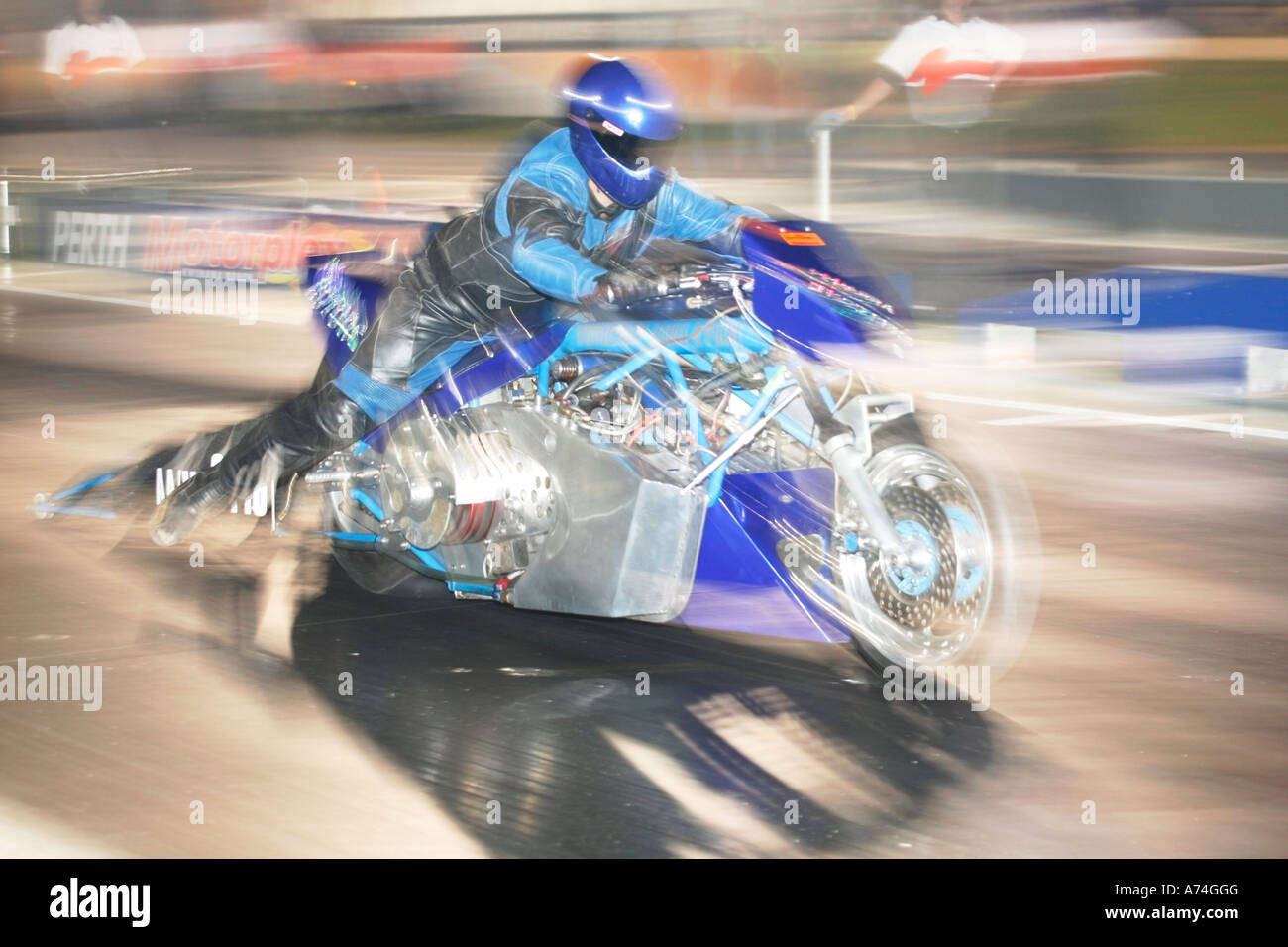 Slow shutter a velocità utilizzata per migliorare la sensazione di velocità come un drag racing moto lascia la linea di partenza Foto Stock