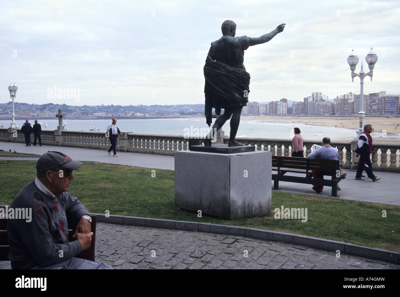Caio Ottaviano Cesare Augusto statua e Spiaggia di San Lorenzo a Gijon asturie spagna Foto Stock