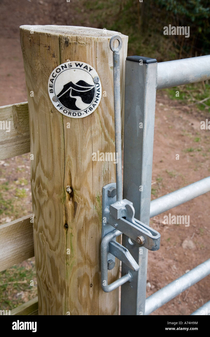 Nuovo dispositivo di chiusura di porta con Beacon modo sentiero simbolo Hatterall Hill Wales UK Foto Stock