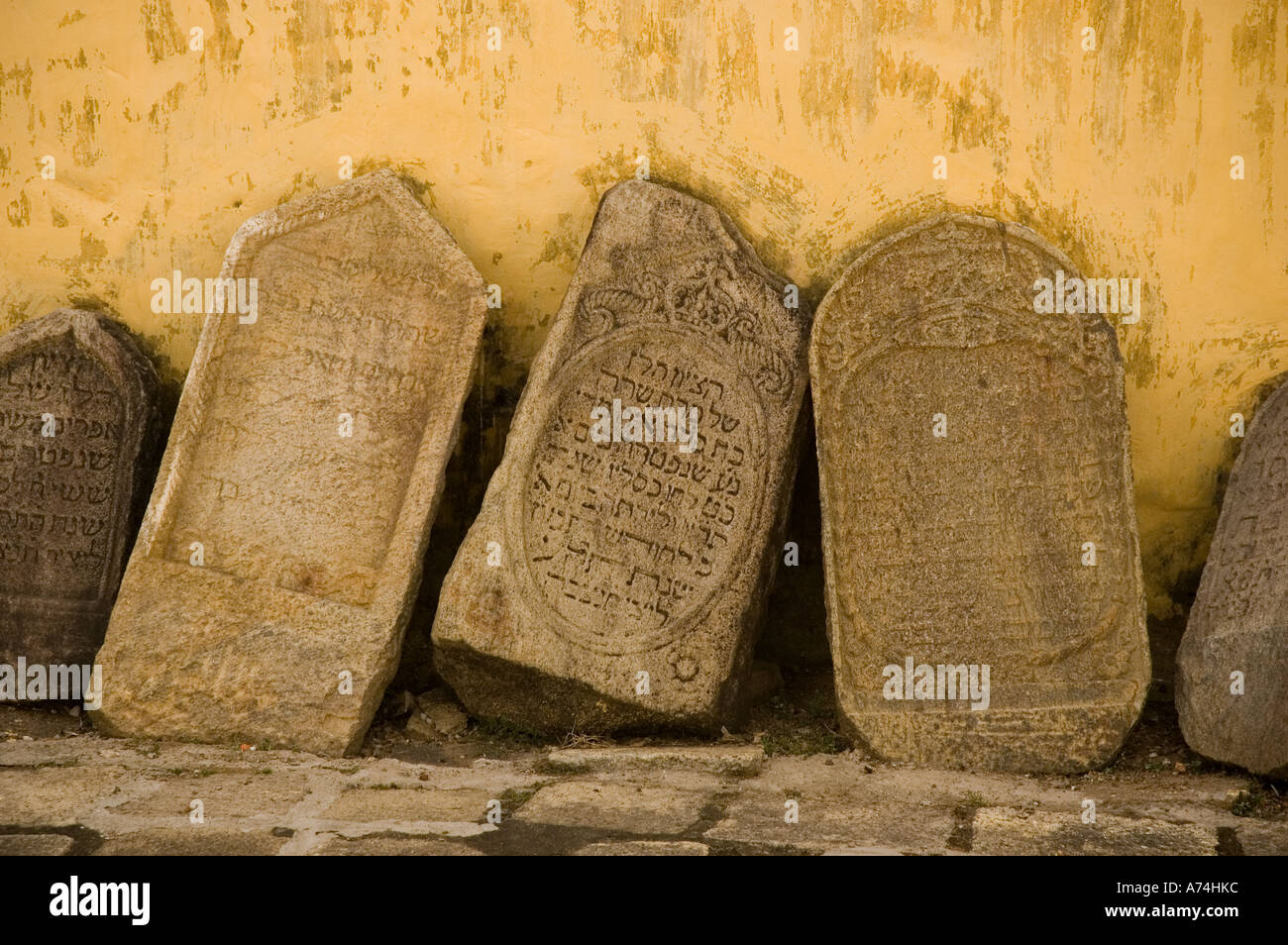 Tavolette di pietra con ebraico incisi su nella sinagoga di Kochi India Foto Stock