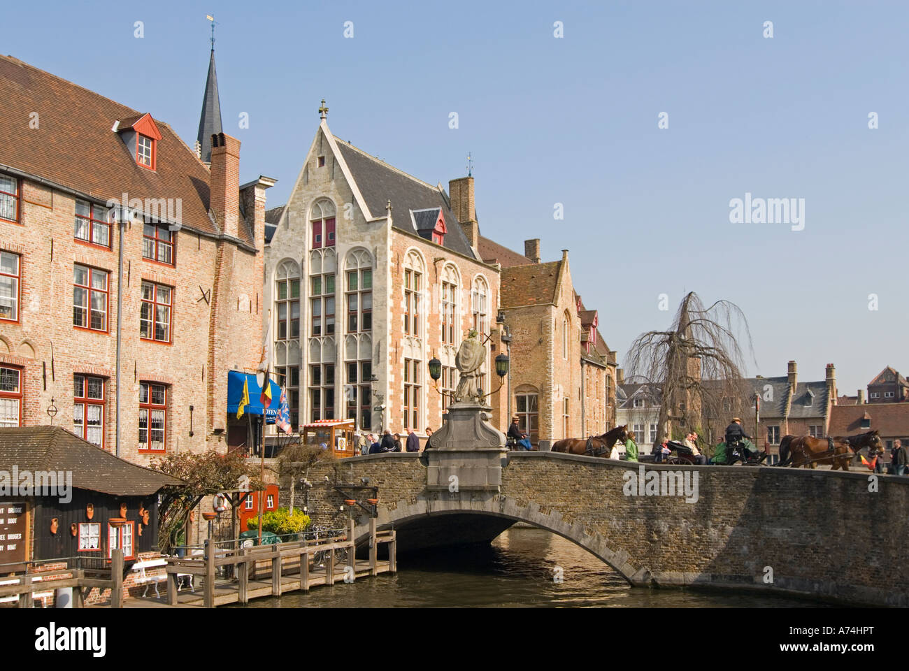 Vista orizzontale del canale a Sint-Jan Nepomucenusbrug ponte nel centro di Bruges in una bella giornata di sole. Foto Stock