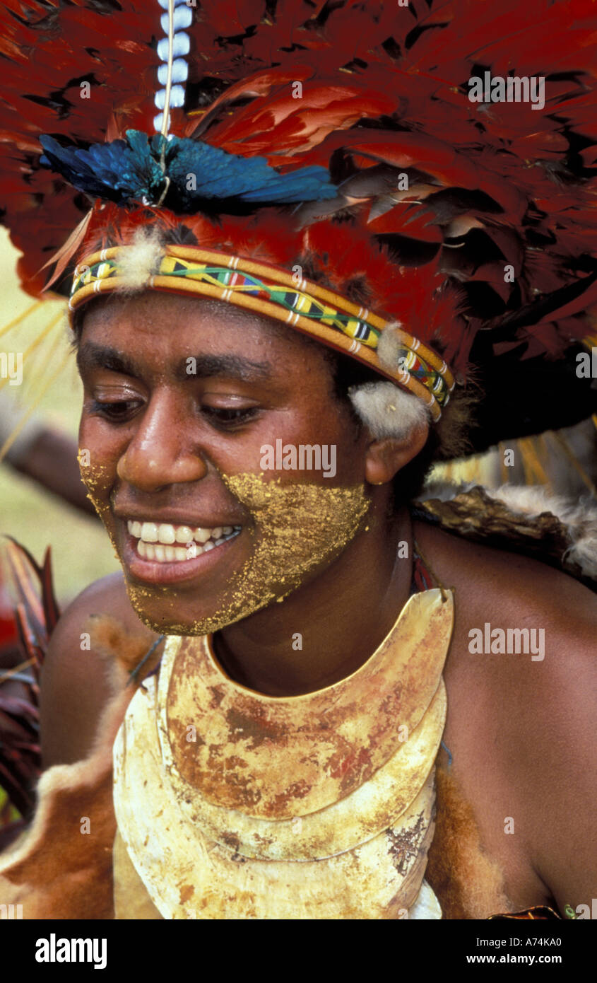 Asia, Papua Nuova Guinea. Mount Hagen spettacolo culturale. Donna di Simbu, altipiani orientali ballerina Foto Stock