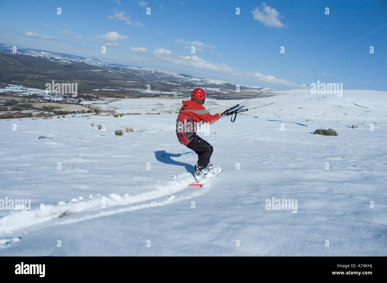 Ragazzo giovane kite snowboard sull'Brecon Beacons Wales UK. Foto Stock