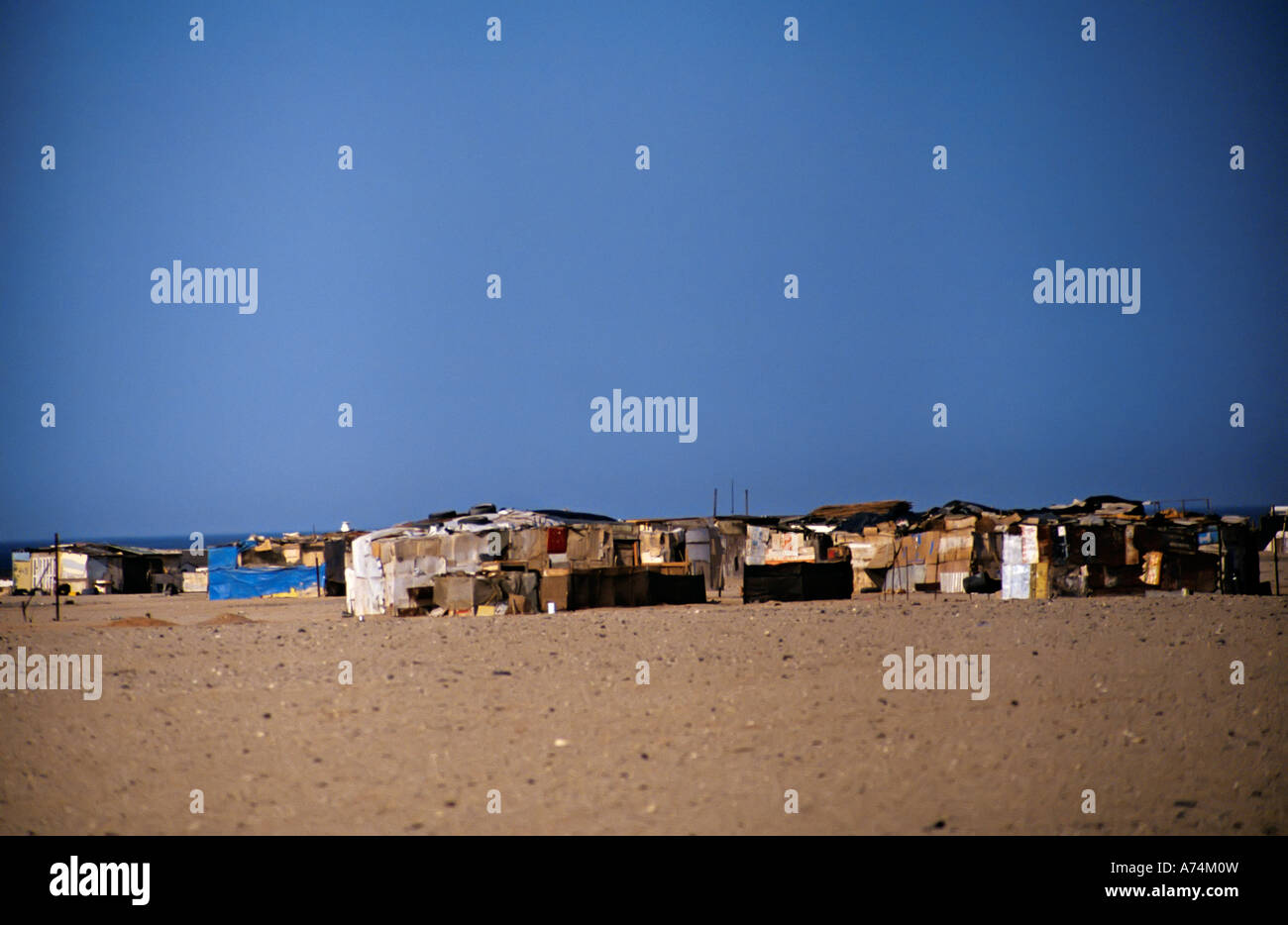 Baraccopoli nel deserto a nord di Swakopmund Skeleton Coast Namibia Foto Stock