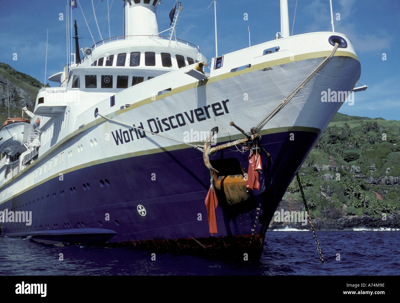 Sud Pacifico, Arcipelago Tuamotu, Pitcairn Island, la nave da crociera World Discoverer Foto Stock