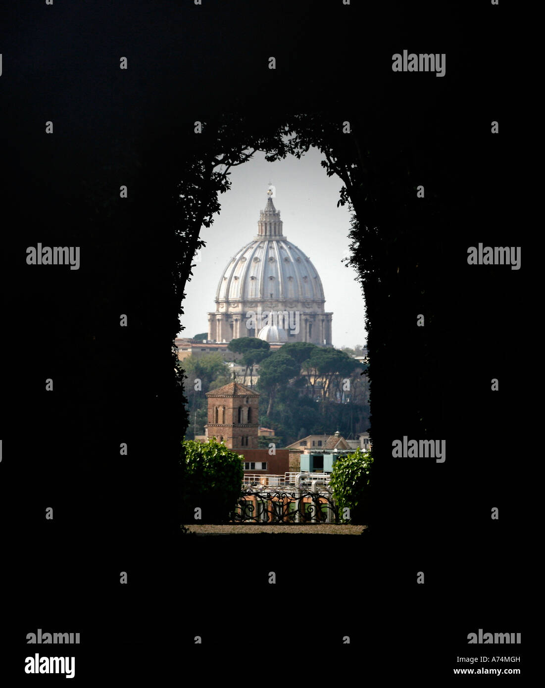 Basilica di San Pietro visto dal attraverso il buco della serratura della Villa magistrale dei Cavalieri di Malta a Roma Italia Foto Stock